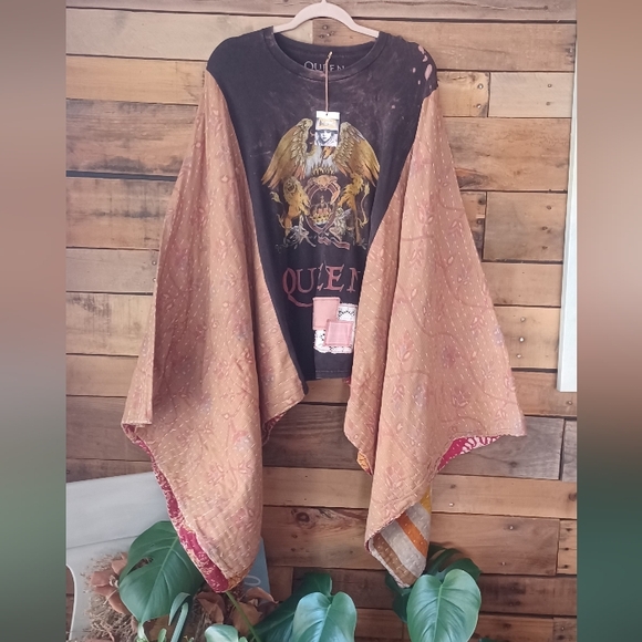 Upcycled Queen Graphic Poncho Top - Picture 3 of 10